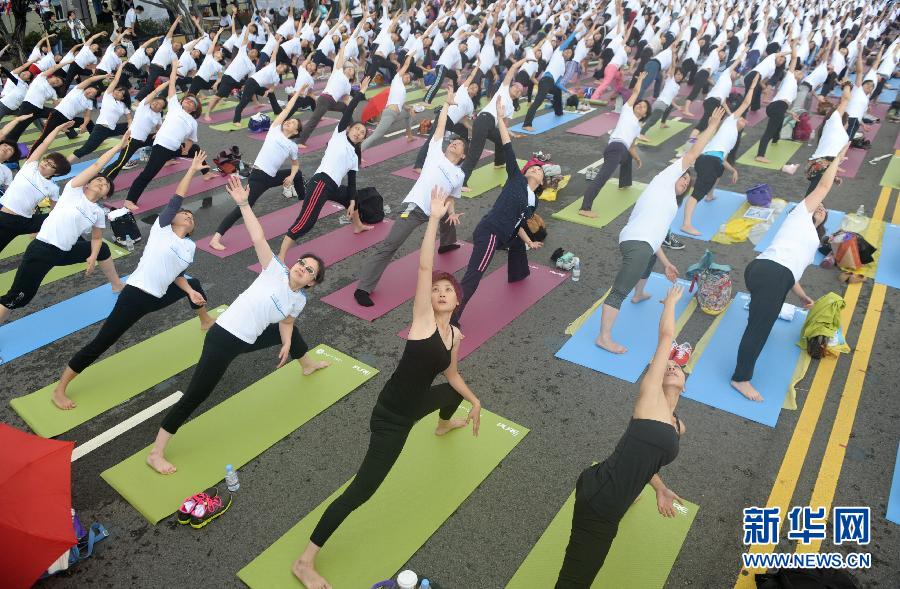 台北近万人集体练瑜伽 推广健康理念