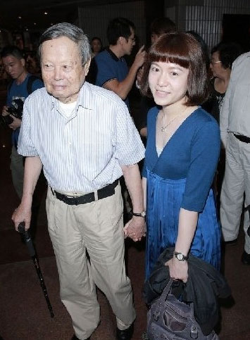 91岁杨振宁携36岁妻子亮相 回顾两人甜蜜爱情故事