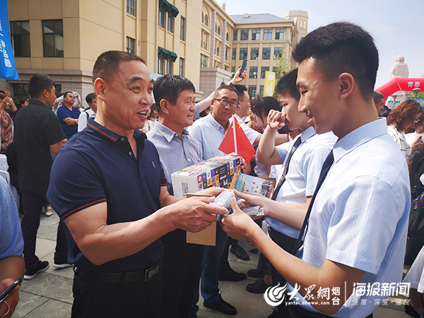 烟台三中成人礼家长抱花送孩子走过成人门