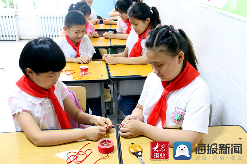 喜迎端午节 黄务小学组织学生学编五彩绳