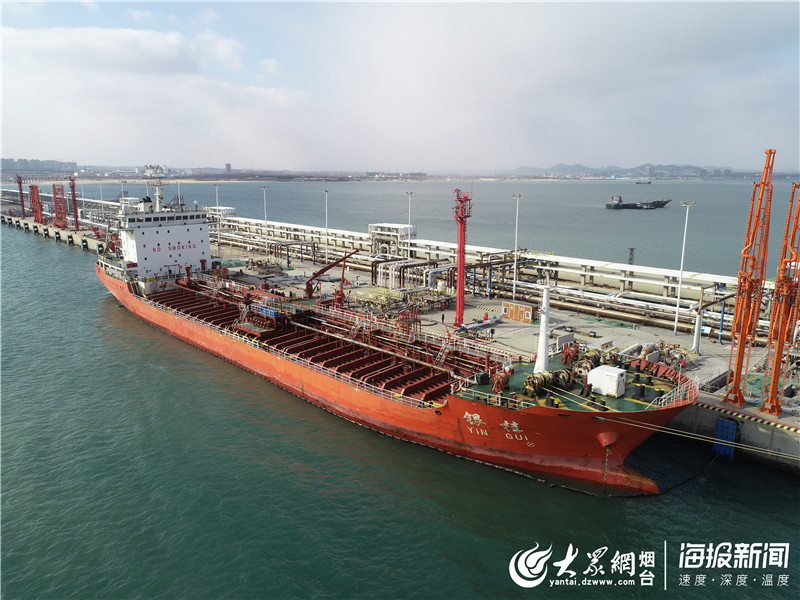 载运1.1万吨生产物资的化学品船"银桂"轮正在烟台港西港区卸货