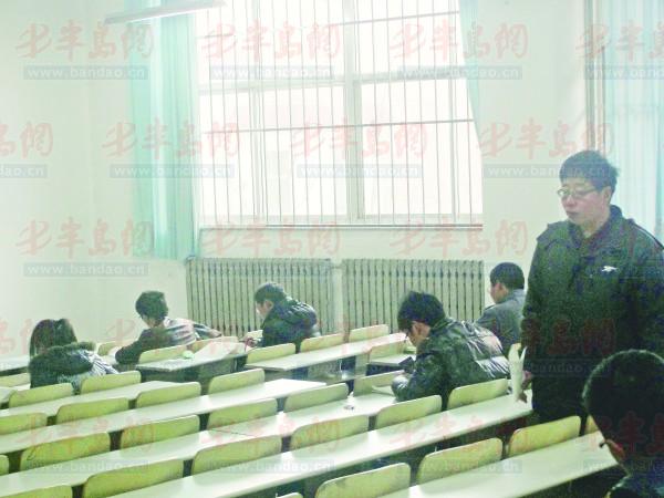 3月17日,鲁东大学物理学院教学楼的一间教室内,部分学生正在补考.