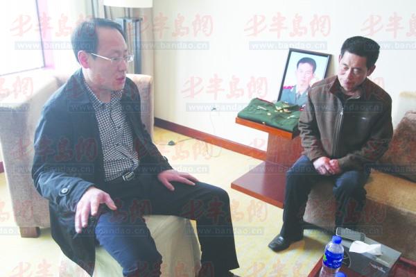 3月23日,莱阳市副市长王岩(左)看望慰问沾蓉的家人,希望家属节哀顺变.