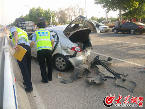 通世南路发生车祸 烟台交运一教练车受损严重