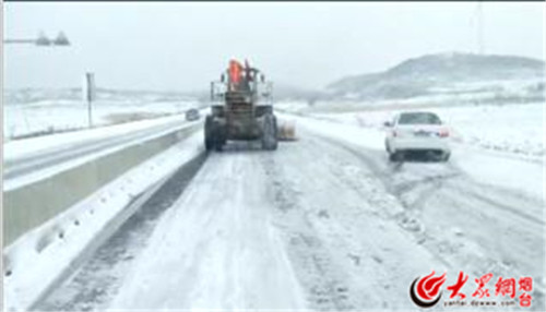 烟威高速公路管理处清雪防滑分队赶赴清雪一线