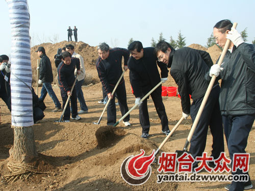 烟台市委书记孙永春与干部一起参加植树