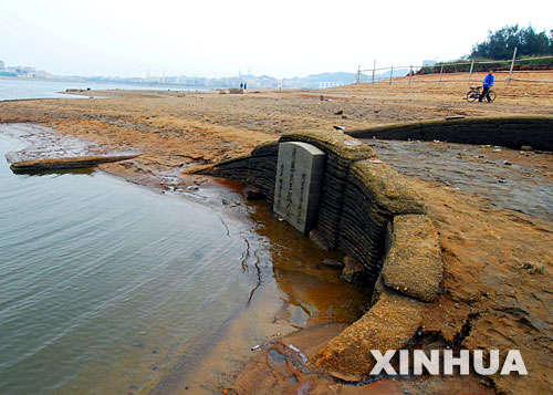 1月4日在厦门湖边水库拍摄的古墓.