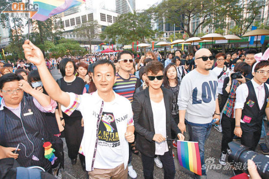 何韵诗前天(11月10日)参与游行之余,还公开同性恋身份。