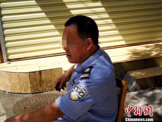 图为桂林机关大院保安穿着佩戴警察袖章的警服值班 唐梦宪 摄