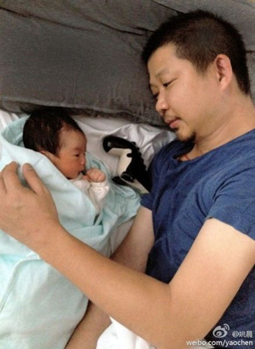 姚晨曝光儿子照片曹郁深情望儿子画面温馨(图)