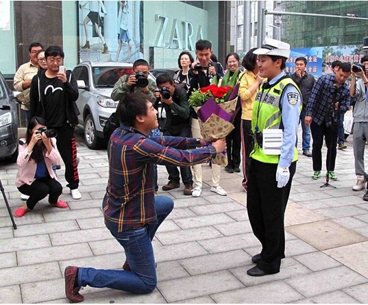 小伙街头向女交警求婚引围观 因违章相识上演街头突袭求婚【组图】