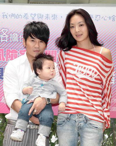 我是歌手2曹格老婆亮相 粉丝送贴心零食留电话