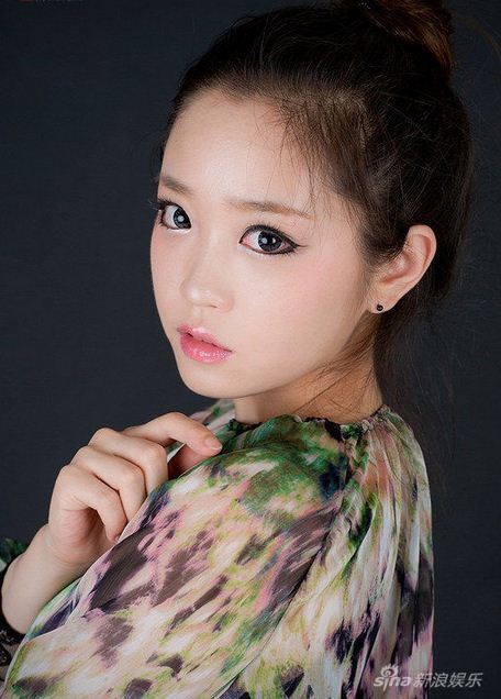 韩国27岁模特整容 娃娃脸变身小萝莉