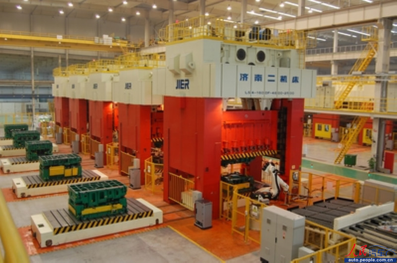 人民网合肥4月17日电(记者 唐旭 傅小康)记者参观了江淮的制造工厂及整个生产流水线。从生产线的整体规模可以看出江淮的实力水平,也反映出我国的自主品牌正在快速崛起,已经呈现质的飞跃。首先映入眼帘的是江淮汽车的冲压车间,冲压是汽车四大生产工艺的第一步,顾名思义就是把一块块切割好的钢板冲压成型,把它们变成轿车生产中不同形状不同需求的钣金部件。 人民网合肥4月17日电(记者 唐旭 傅小康)记者参观了江淮的制造工厂及整个生产流水线。从生产线的整体规模可以看出江淮的实力水平,也反映出我国的自主品牌正在快速崛起,已经呈现质的飞跃。首先映入眼帘的是江淮汽车的冲压车间,冲压是汽车四大生产工艺的第一步,顾名思义就是把一块块切割好的钢板冲压成型,把它们变成轿车生产中不同形状不同需求的钣金部件。