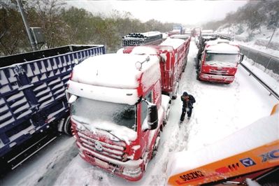 数百辆车被困。