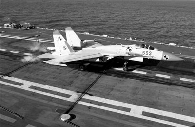 歼-15战机起降航母全过程公布 均一次成功(图)