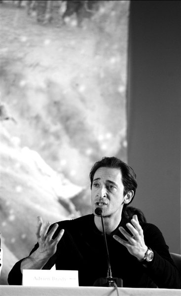 《一九四二》首映 冯小刚:历史不断重演