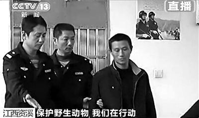 犯罪嫌疑人之一在派出所内接受采访。视频截图