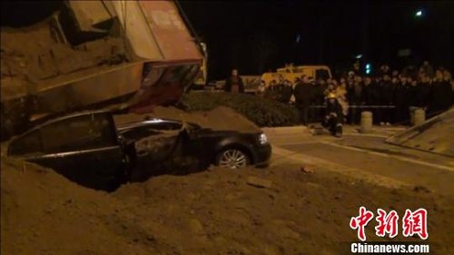 江苏盐城一渣土车压扁轿车 两银行行长遇难(图)