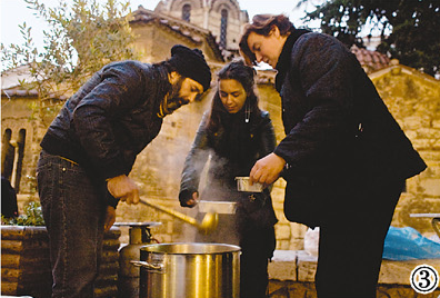 希腊失业男子在街头做饭,与人分享共克时艰。