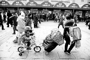 随着春运的临近,北京站乘车返乡的旅客明显增多。晨报记者 王巍/摄