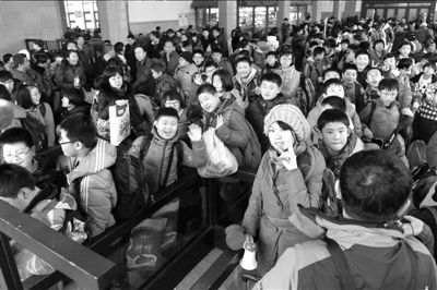 检票口人头攒动。本报记者徐晓帆摄