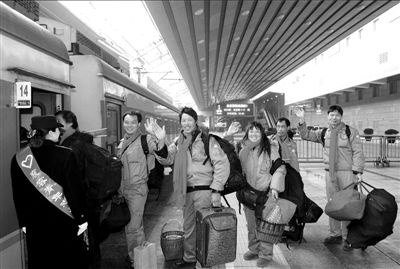 昨天,由北京西开往十堰的K279次列车启动在即,200多名湖北籍农民工朋友踏上返乡路程。新华社发