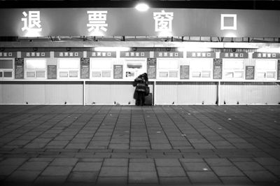 北京站的退票窗口外,只有一名旅客在咨询退票事宜。本报记者王苡萱摄