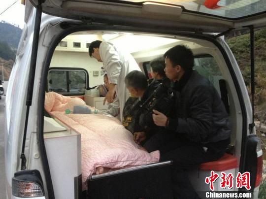 台州市第一人民副院长王东升携专家来接付学朋入院体检并免费为其更换破损的呼吸导管 。 谢盼盼 摄