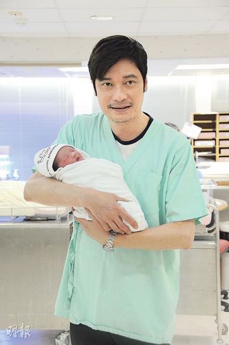妻子剖腹产一女罗嘉良剪脐带手未抖(图)