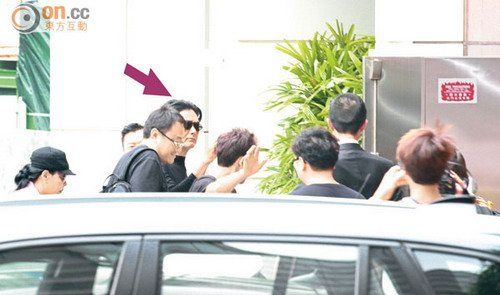 周润发被工作人员包围,从酒店侧门进入 周润发被工作人员包围,从酒店侧门进入