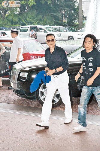 坐劳斯莱斯抵达的谢贤由谢霆锋助手陪同探班