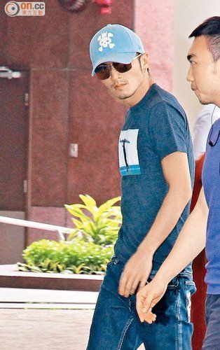 戴墨镜的霆锋未有回答记者提问