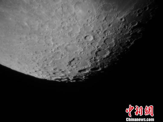 湖北三小伙用PVC管自制天文望远镜看清月球表面(图)