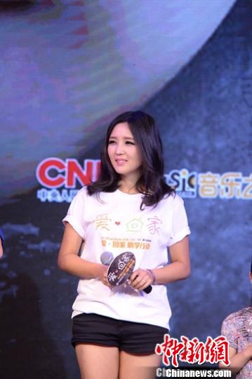 何洁否认奉子成婚谈婚礼细节:黄龄当伴娘(图)