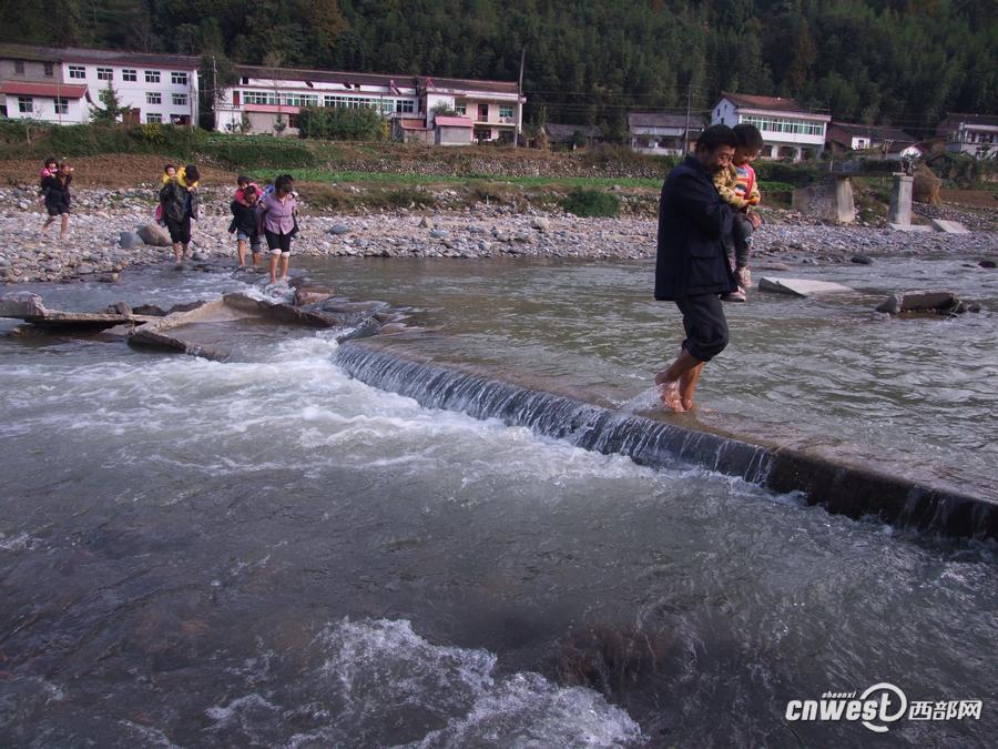 趟水步图片