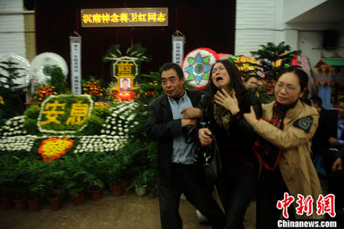 重庆一派出所长抓捕毒贩殉职心脏被刺仍紧抱歹徒 重庆一派出所长抓捕毒贩殉职心脏被刺仍紧抱歹徒