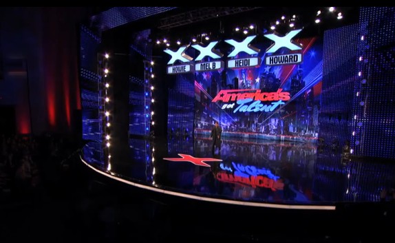 美国达人秀骇客舞蹈震惊全场 黑客帝国舞蹈再现令观众欢呼 美国达人秀骇客舞蹈震惊全场 黑客帝国舞蹈再现令观众欢呼