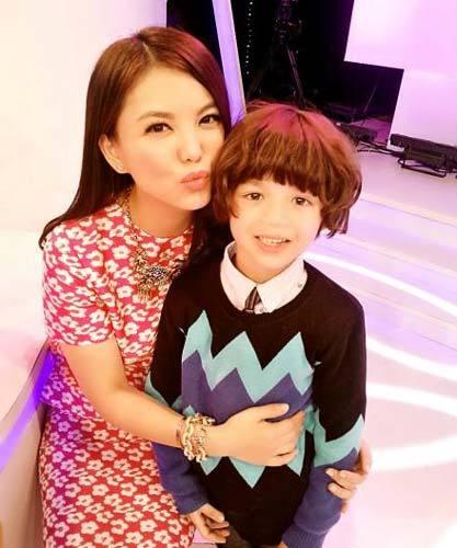 李湘搂混血小正太合影 网友:王导知道吗?