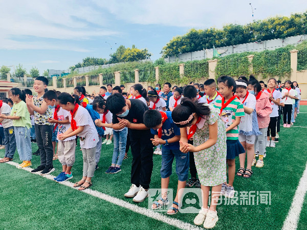 飘香,在第36个教师节来临之际,烟台市芝罘区港城小学举行了铭记师情