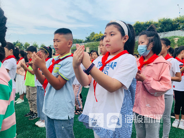 飘香,在第36个教师节来临之际,烟台市芝罘区港城小学举行了铭记师情