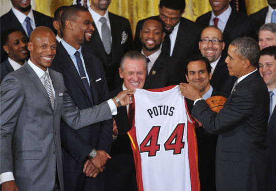 奥巴马获赠热火绰号战袍 奥巴马获赠热火绰号战袍