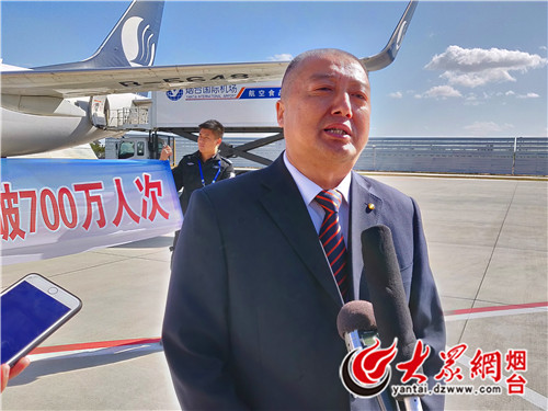 山东航空公司烟台分公司副总经理梁军接受采访