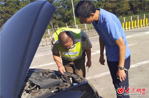 收費員幫助過路司機修車